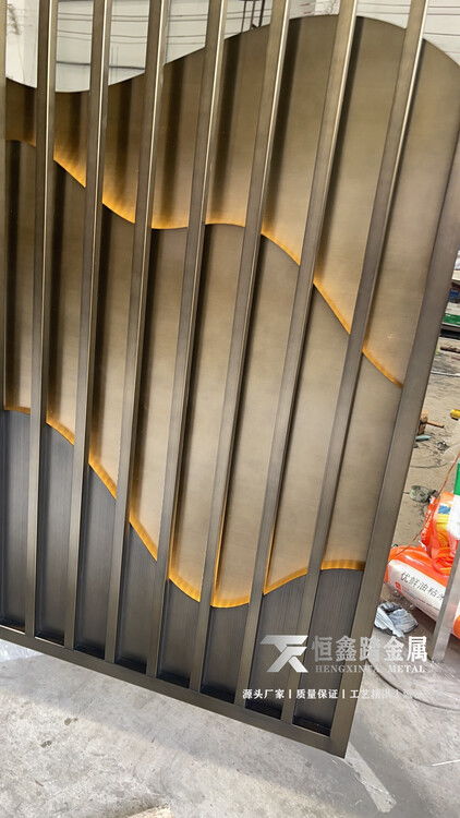 发光不锈钢山峦景墙 材料科学与中式美学的融合创新