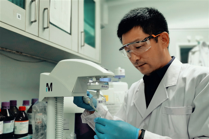 【甲子东油情 百年大学梦】东油学子风采录第七期 以“材”筑梦，探微求真——记材料科学研究的东油追光者